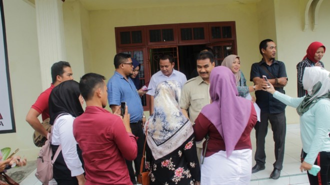 Ouluhan ibu - ibu yang Menerima Beasiswa PIP